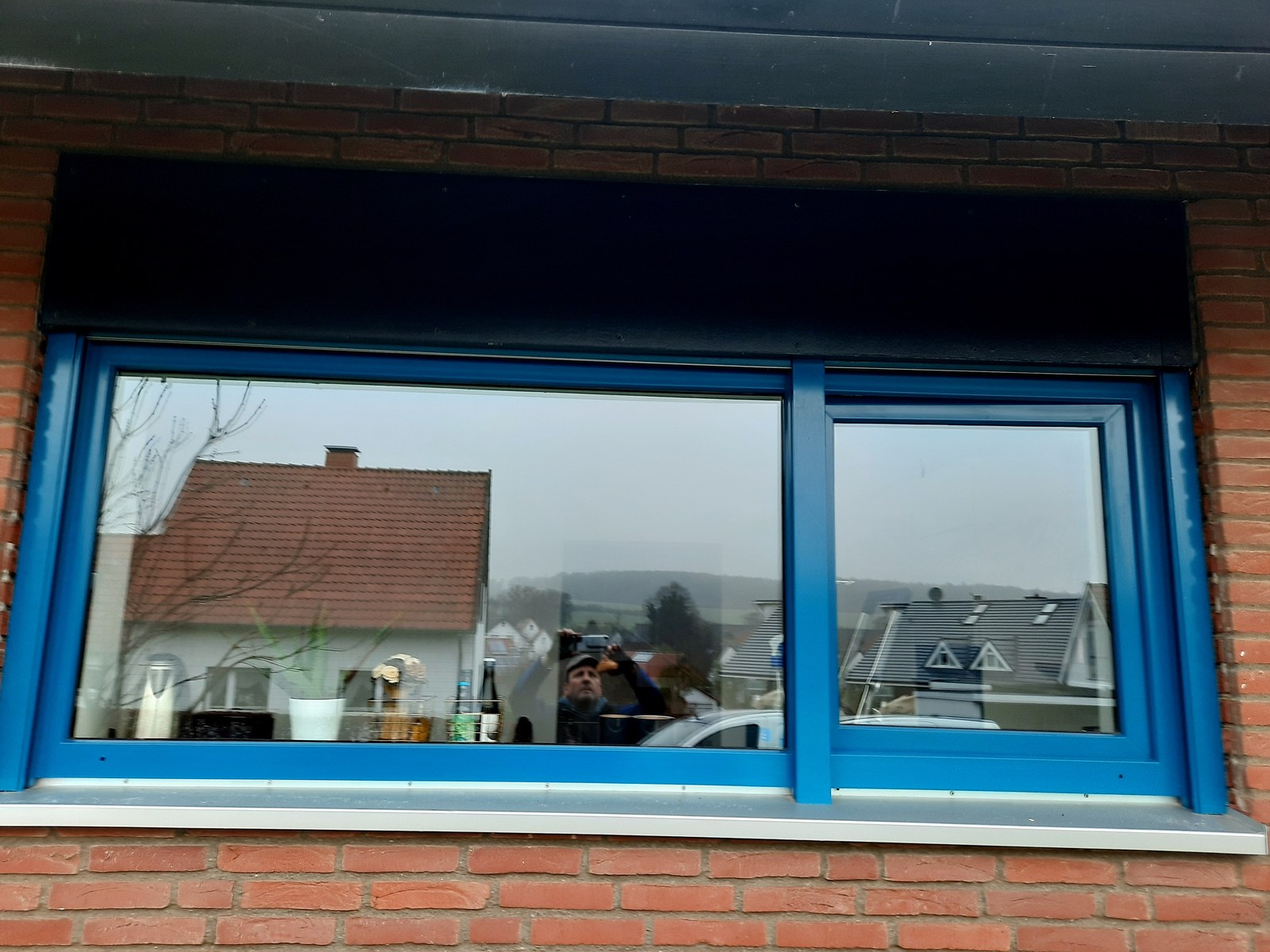 Blauer Fensterrahmen vor der Folierung