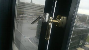 Dunkler Türrahmen mit Metallbeschlägen