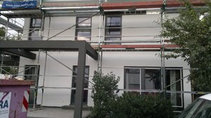 Fensterfront an einem Gebäude während der Arbeiten