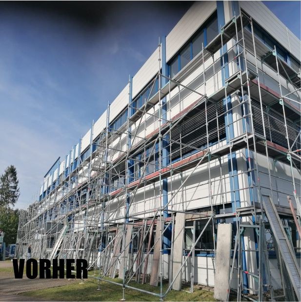 Gebäudefassade vor der Überarbeitung, eingerüstet