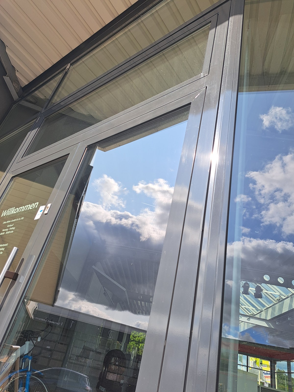 Graue Fenster- und Türrahmen an einem Gewerbeeingang