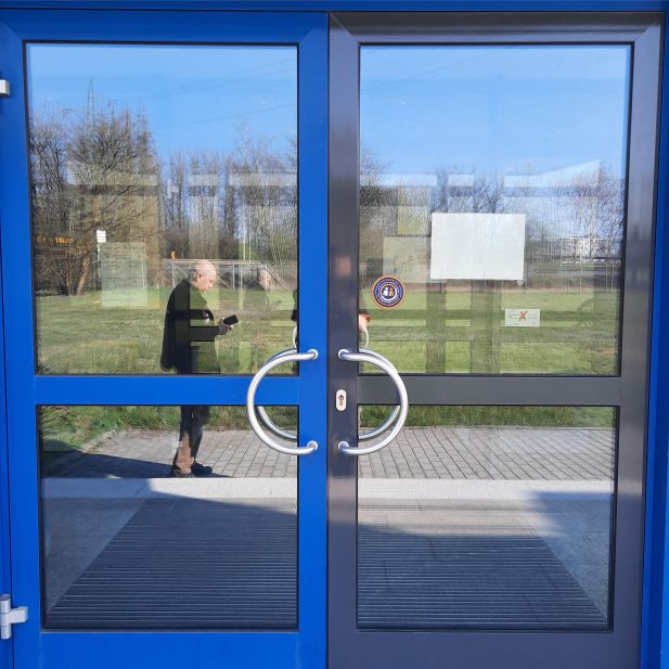 Türanlage mit Fensterrahmen in Blau und Anthrazit