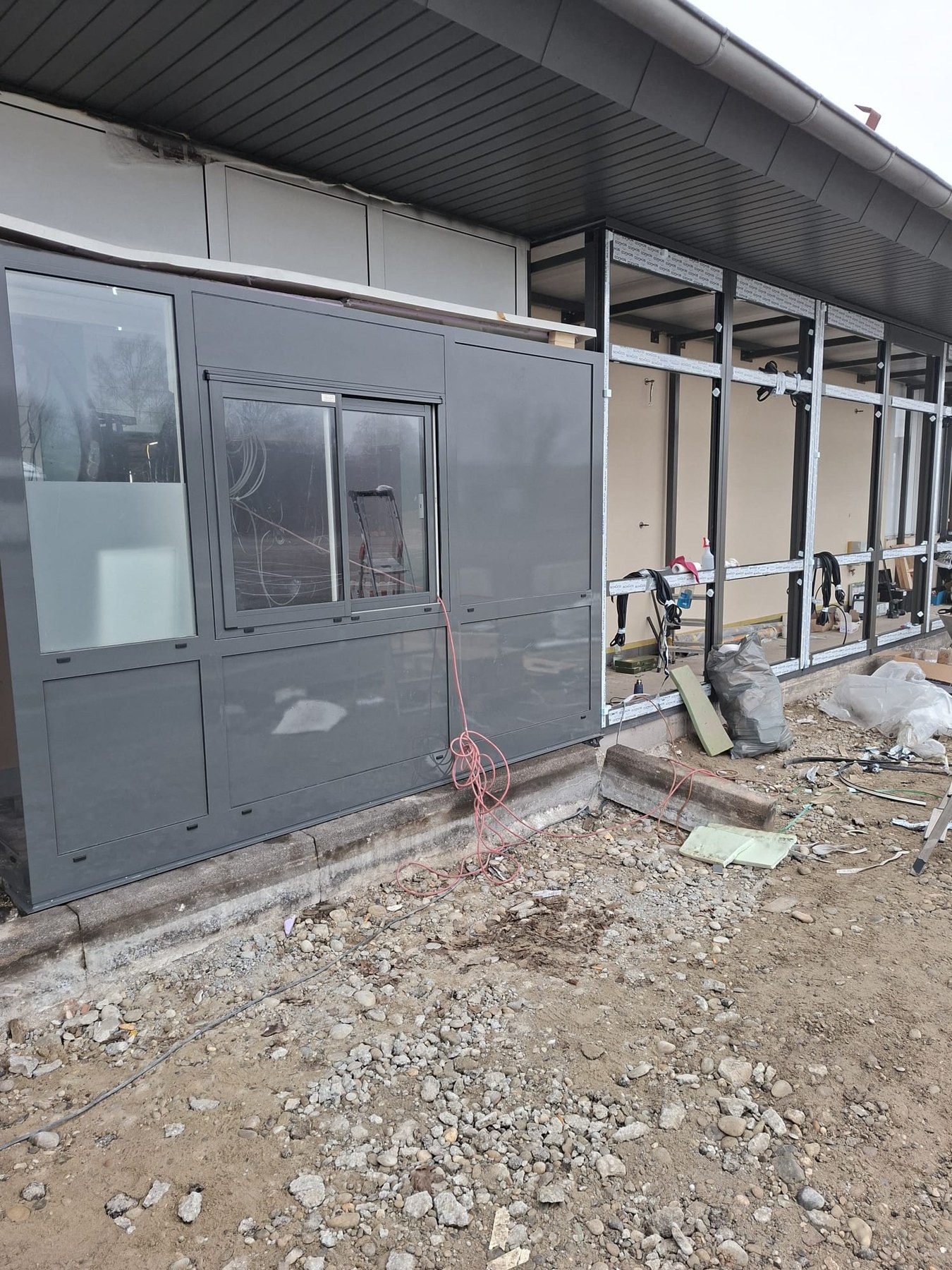 Gewerbefassade während der Arbeiten an den Fensterrahmen