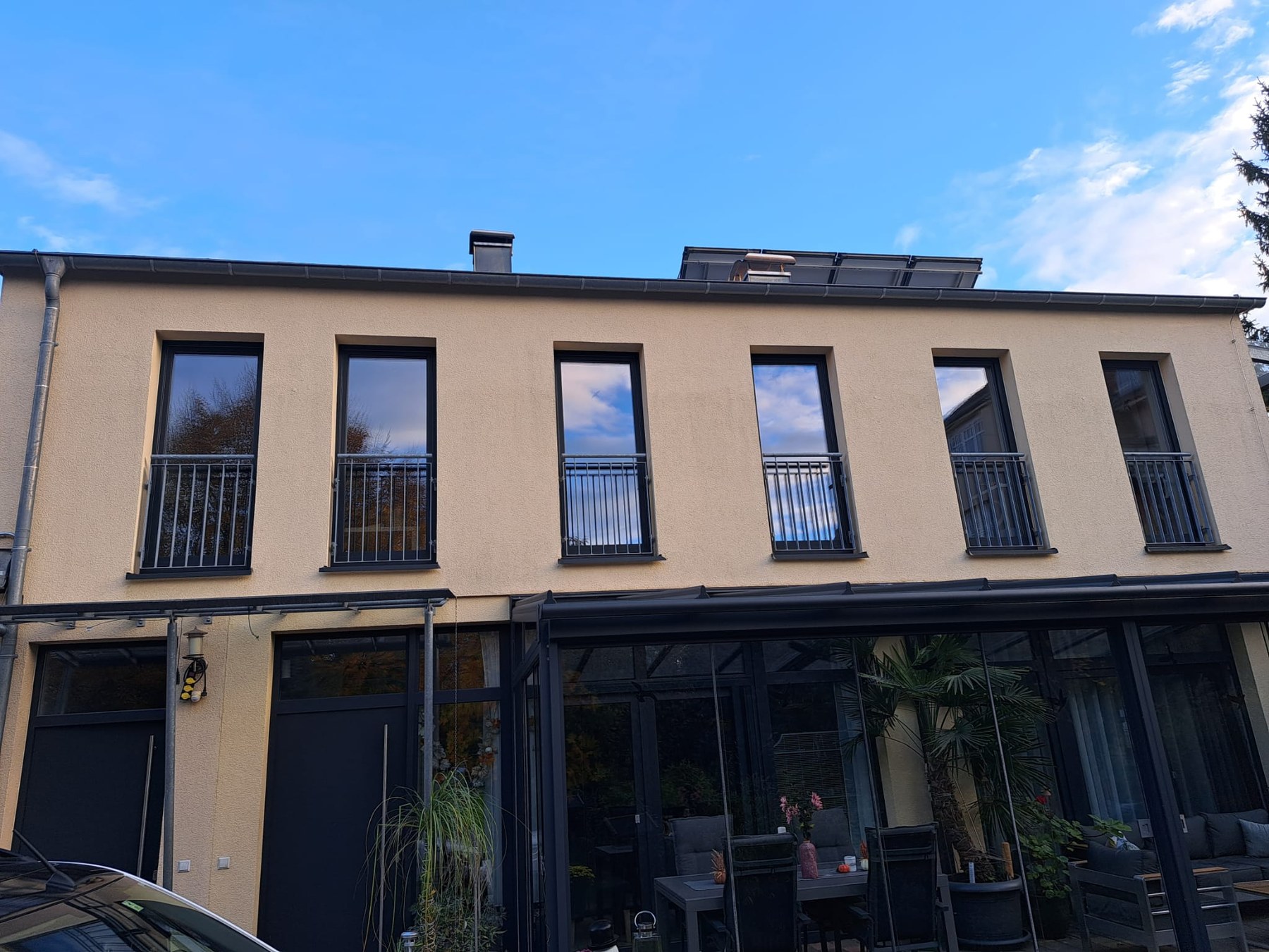 Gebäudefassade mit mehreren dunklen Fensterrahmen